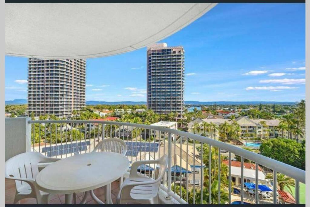 Surfers/Broadbeach Pool View. Free Parking & Wifi Гоулд Коуст Екстериор снимка