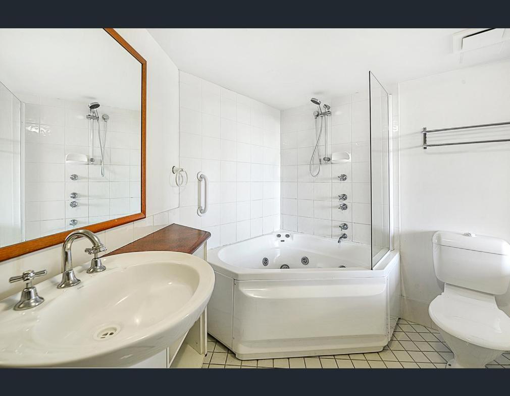 Surfers/Broadbeach Pool View. Free Parking & Wifi Гоулд Коуст Екстериор снимка