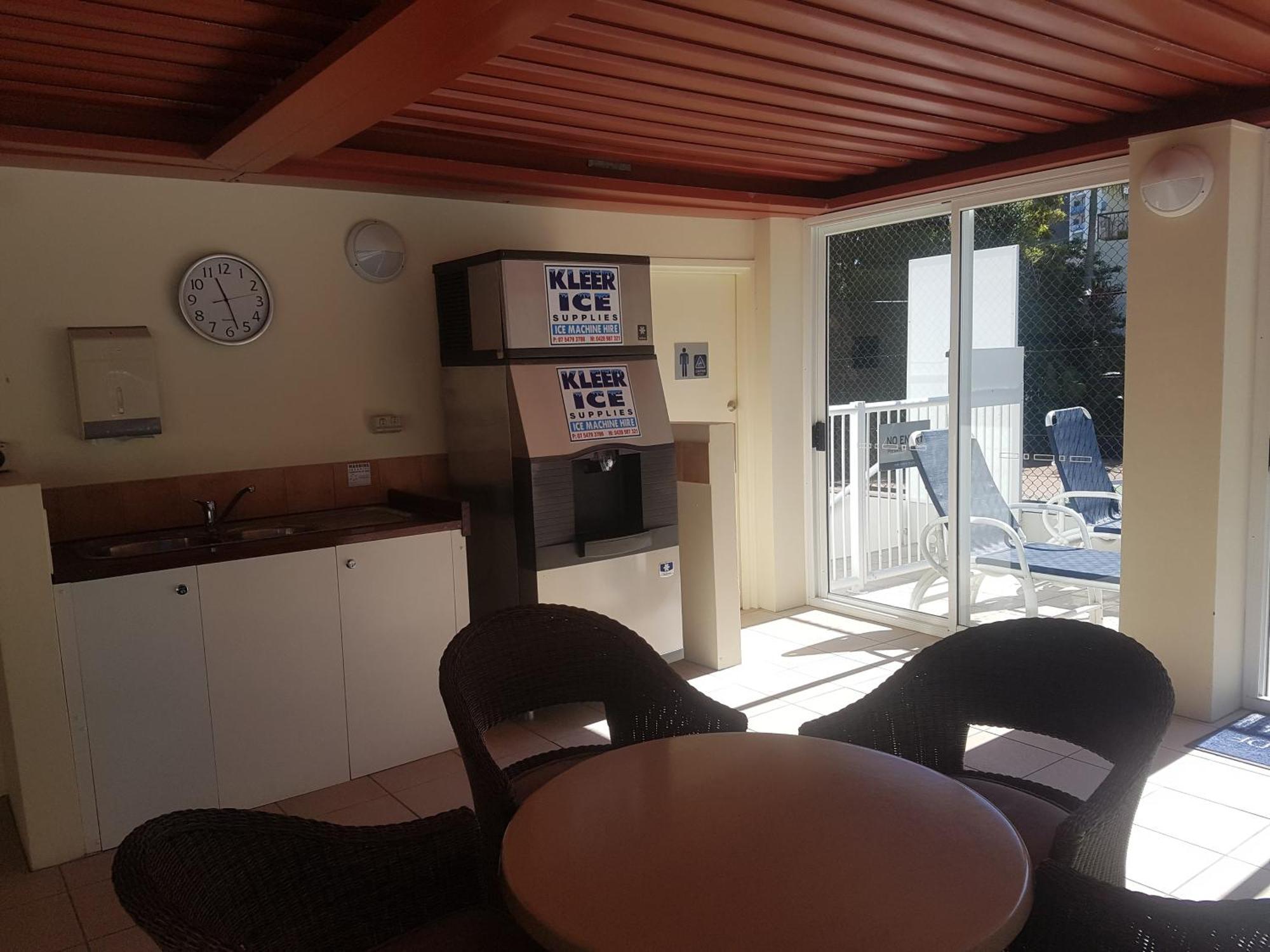 Surfers/Broadbeach Pool View. Free Parking & Wifi Гоулд Коуст Екстериор снимка